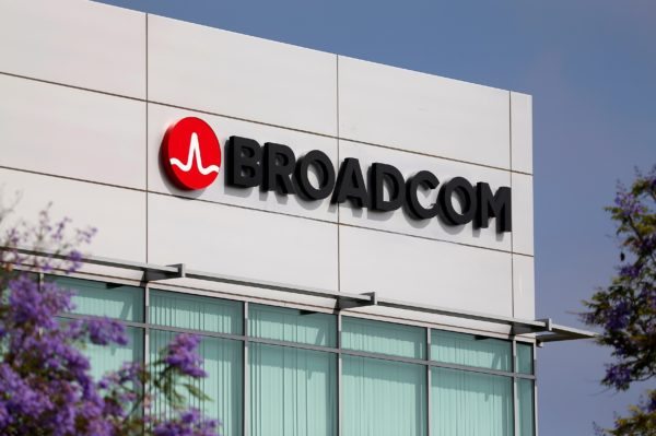 Trump blocks Broadcom takeover of Qualcom over China fears