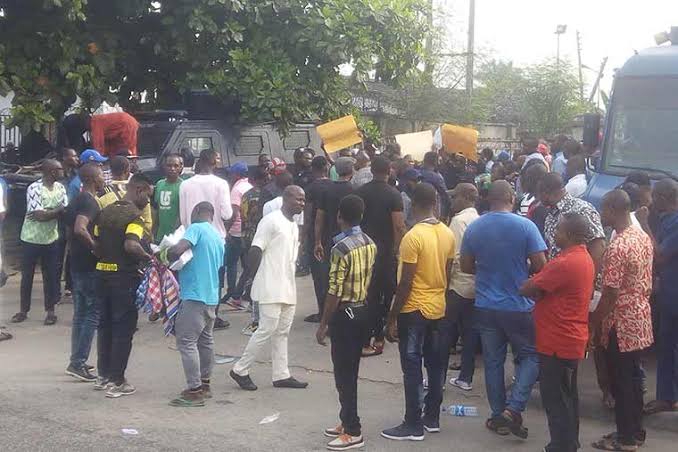 Police Foils Attempt By Suspected Rivers APC Thugs To Break Into INEC Office