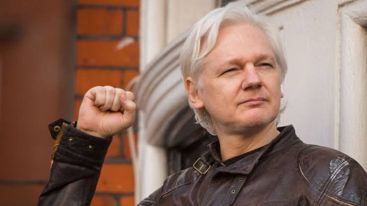 BREAKING: WikiLeaks’ Julian Assange Arrested By British Police At Ecuadorean Embassy