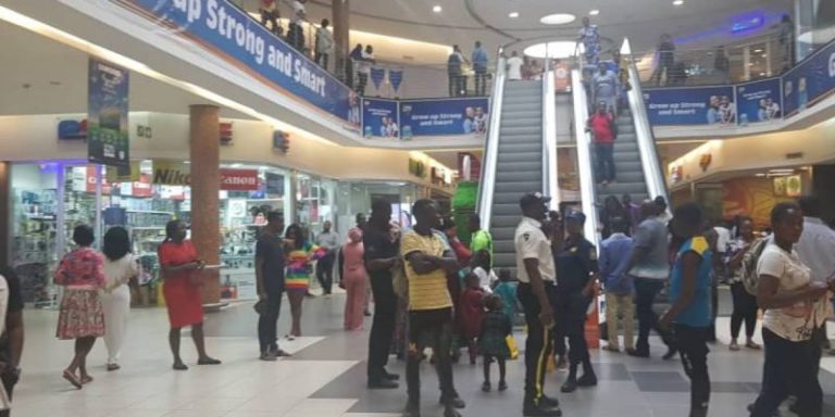 Video: Woman Attacks Lady Allegedly Planning To Snatch Her Husband In Lagos