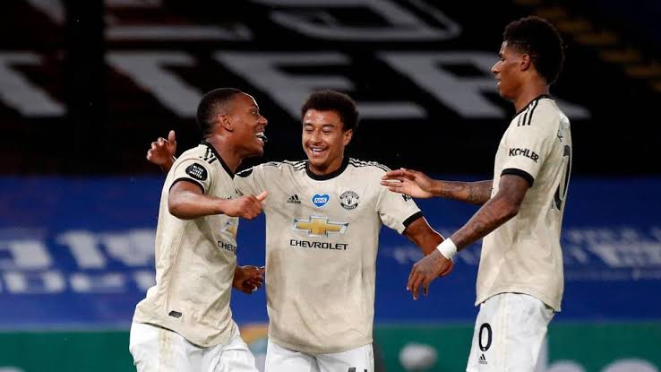 Man United keep up top-four chase with win at Palace