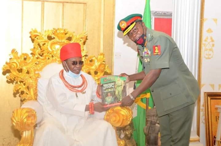 COAS Yahaya visits Oba Ewuare II, reiterates promise on reward for hardwork, discipline