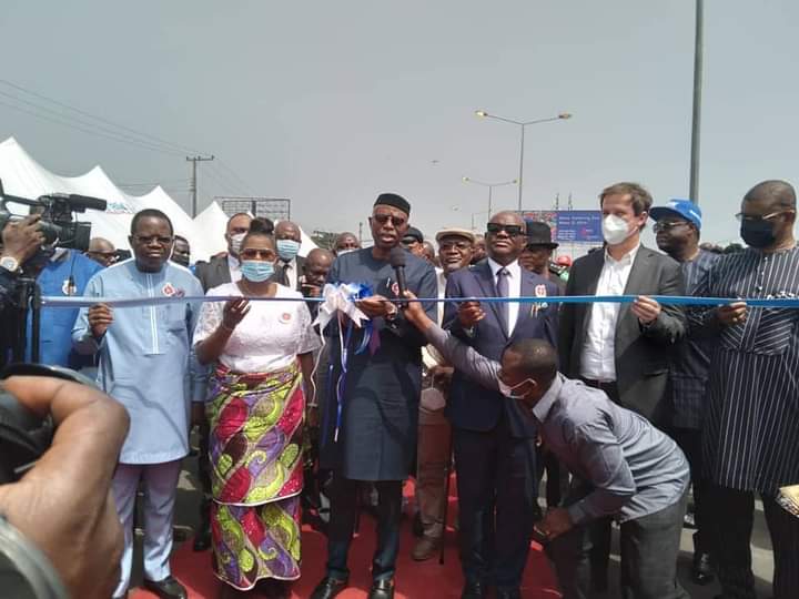 Gov. Wike warns manhole thieves as Ex-Gov. Mimiko commissions Rumuola flyover