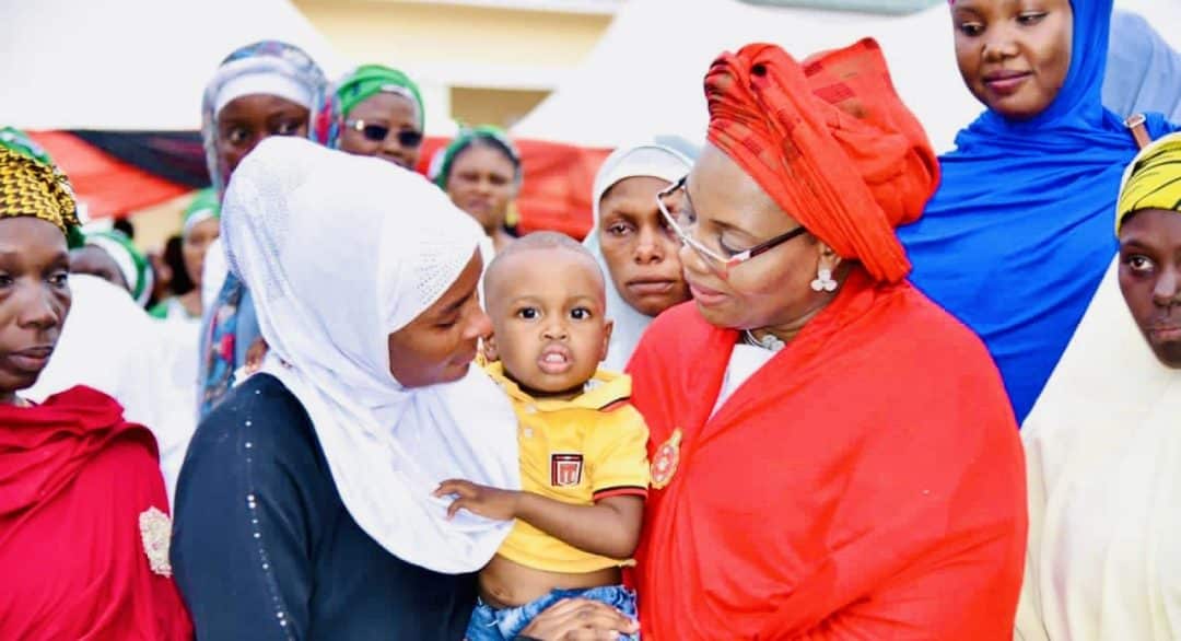 Nigerian Chief of Army Staff’s Wife Distributes Relief Materials in Ginginya Barracks Sokoto