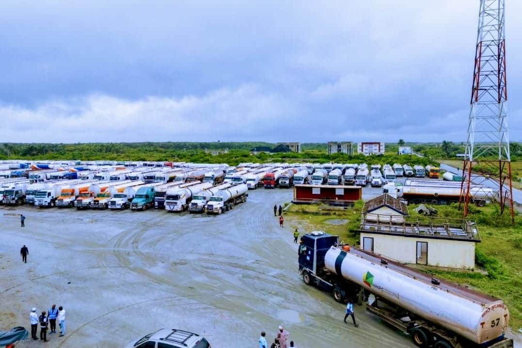 Dangote Refinery Locked in Fuel Distribution Battle: IPMAN Demands NNPC’s Approval to Lift Petrol Amid Price Secrecy and Market Uncertainty